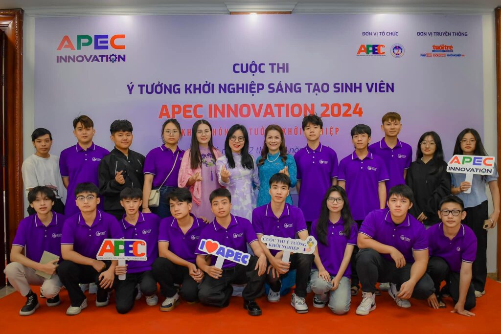 Thạc sĩ Nguyễn Thị Minh Thu cùng sinh viên tại cuộc thi APEC INNOVATION 2024