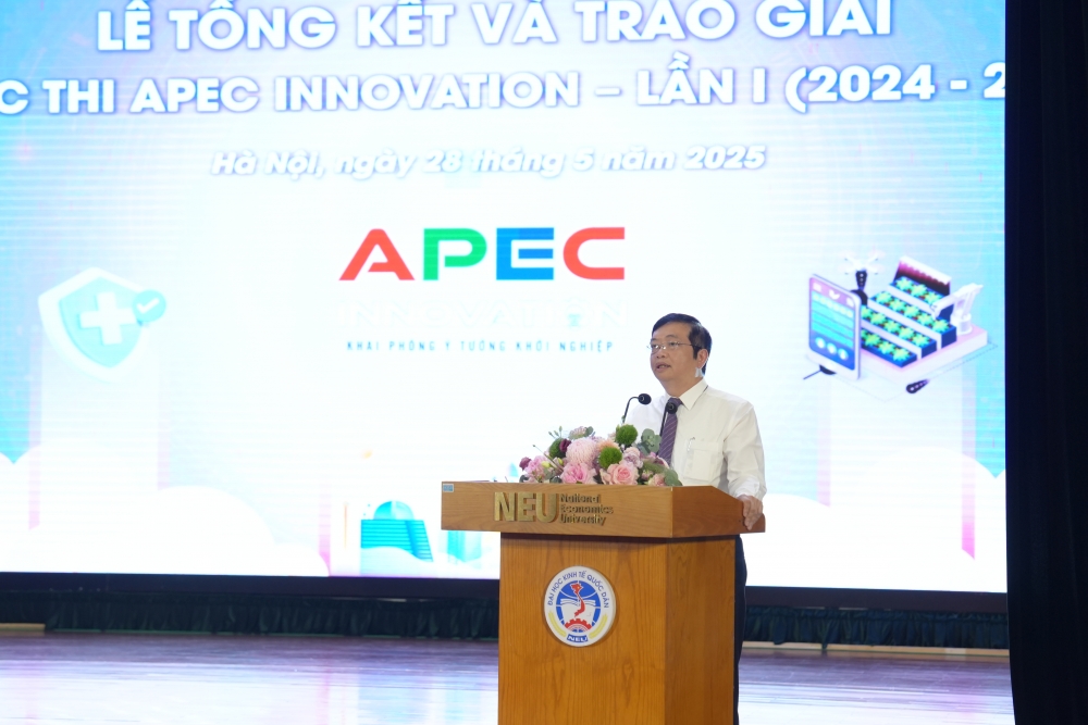 PGS.TS Tạ Văn Lợi, Hiệu trưởng Trường Kinh doanh, Đại học Kinh tế Quốc dân phát biểu tại buổi lễ