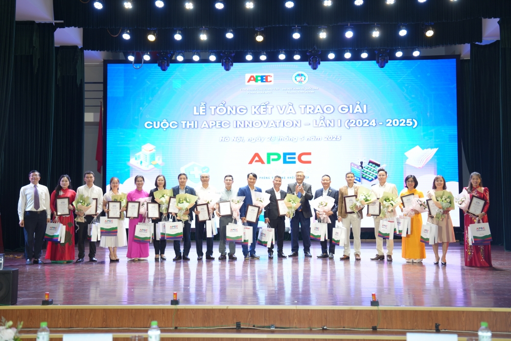 Trao hoa, giấy khen, quà tri ân cho thành viên Hội đồng Ban Giám khảo