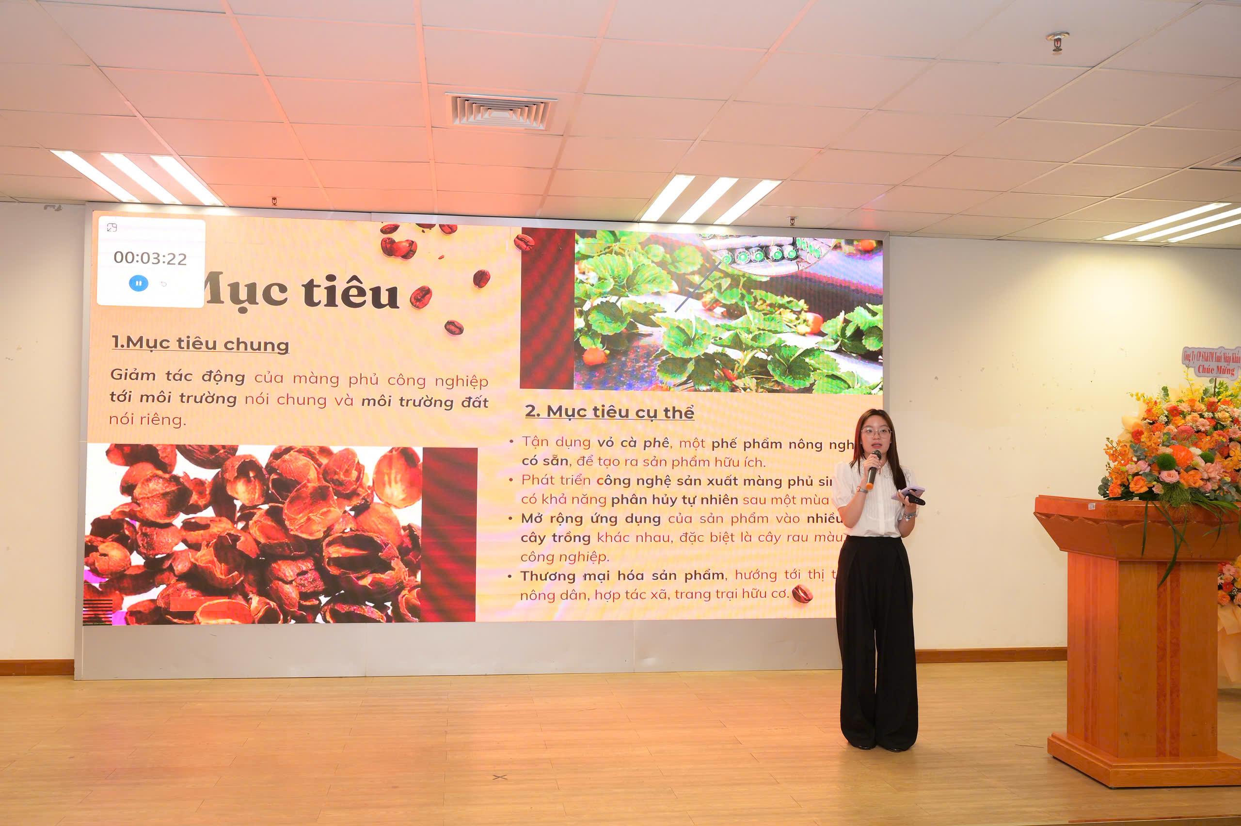 Thí sinh Nguyễn Mai Hoa với phần trình bày ý tưởng Màng phủ sinh học từ vỏ cà phê