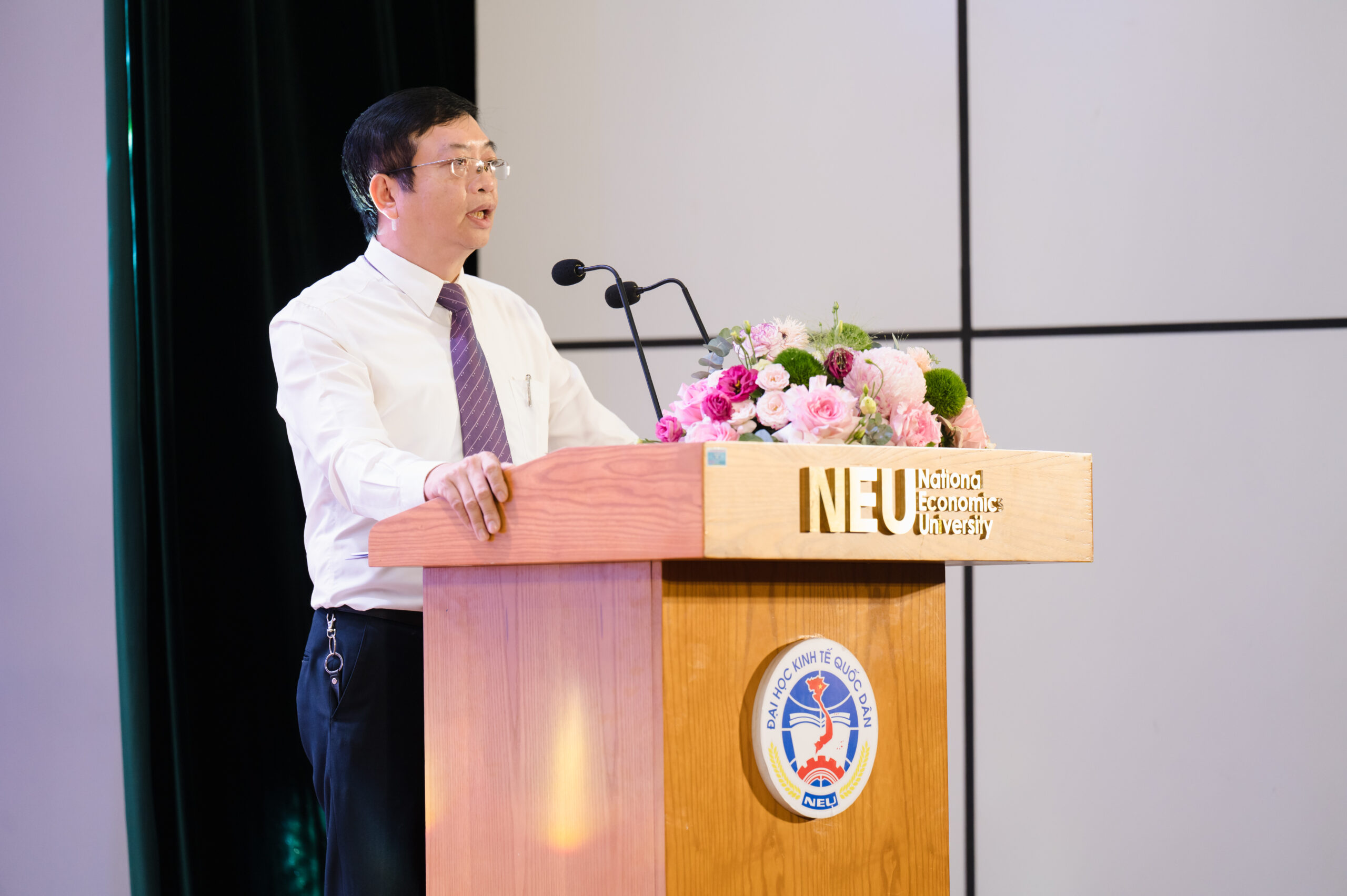 Đại diện Trường Kinh doanh - Đại học Kinh tế Quốc dân phát biểu