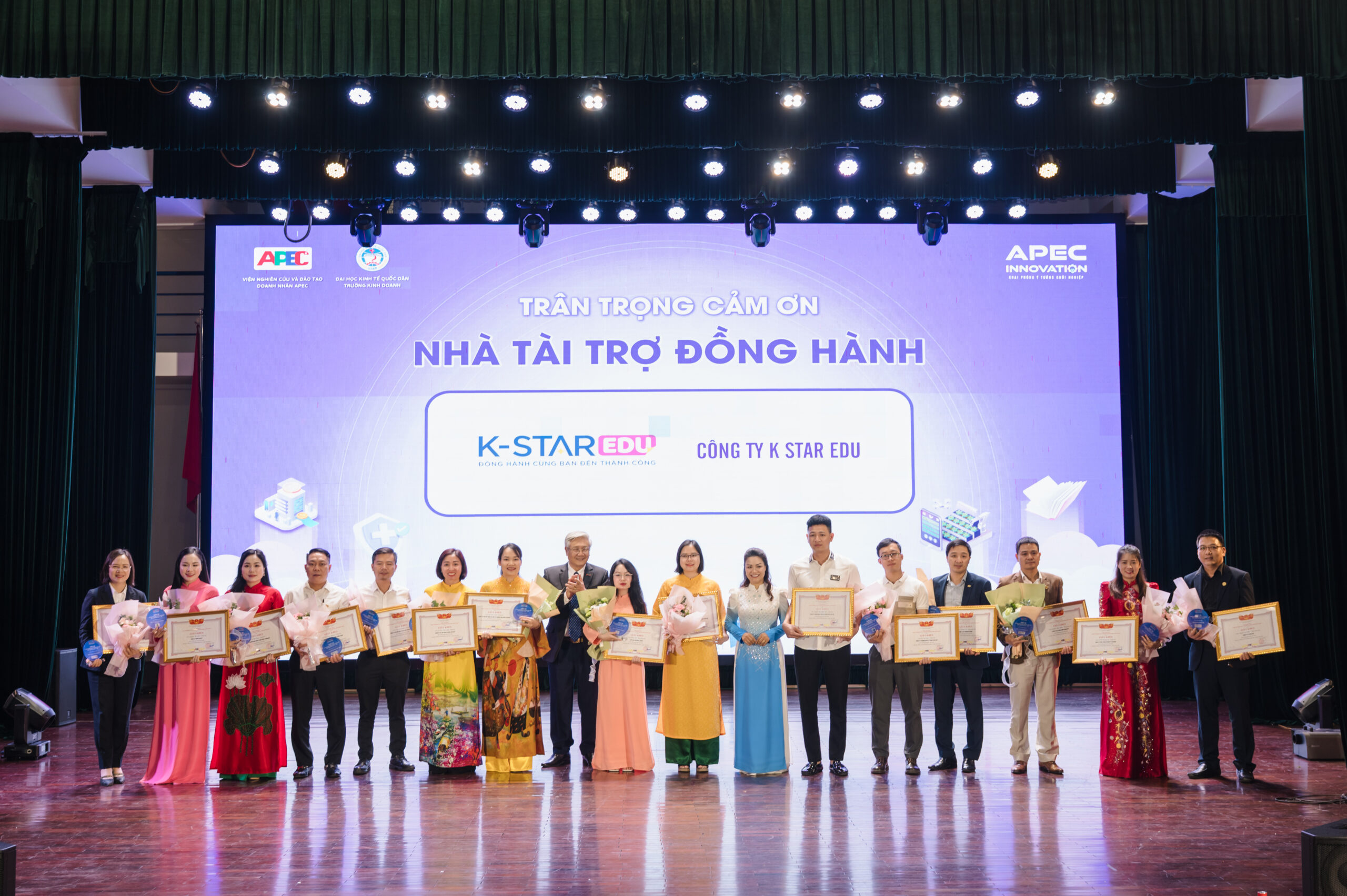 BTC trao tặng quà cho nhà tài trợ của cuộc thi